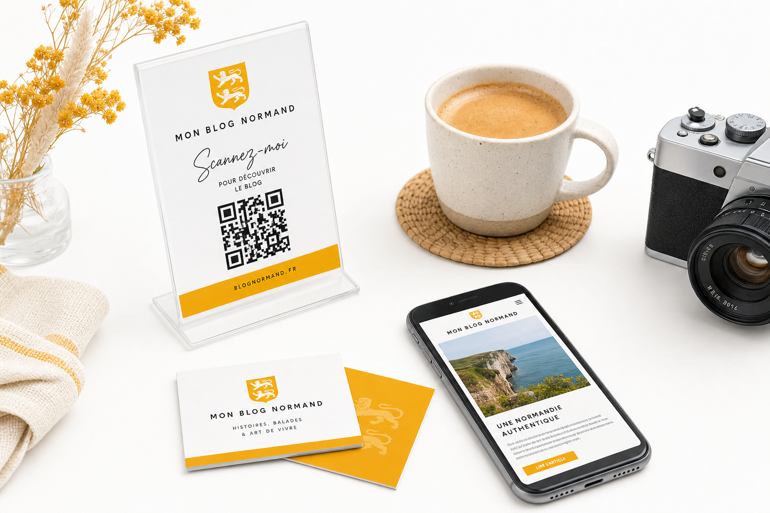 Présentoir QR code sur un comptoir invitant les clients à laisser un avis Google. Cartes de visite et smartphone à côté. Concept de demande d avis en boutique.