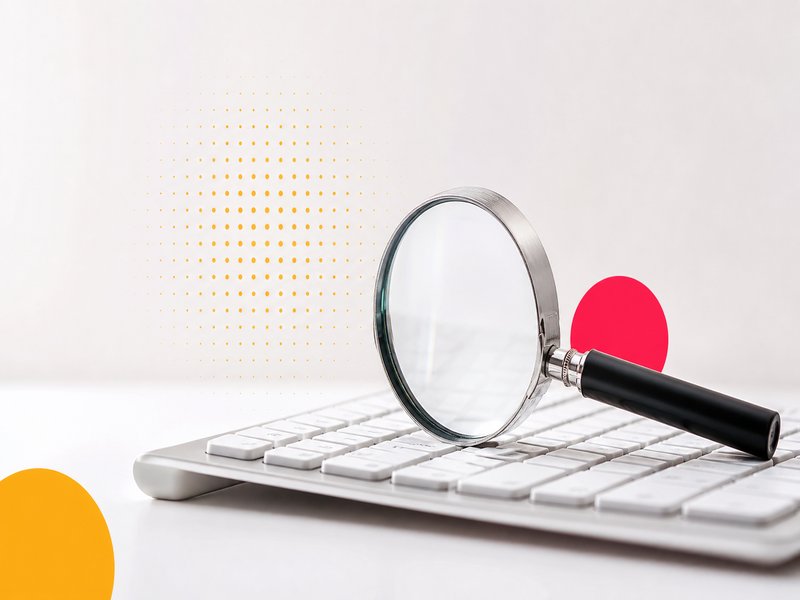 Loupe posée sur un clavier d'ordinateur, symbole de la détection et de l'audit d'une vulnérabilité sur un site internet d'entreprise